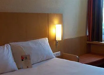 Ibis Centre Gare Sud Hotell 3*